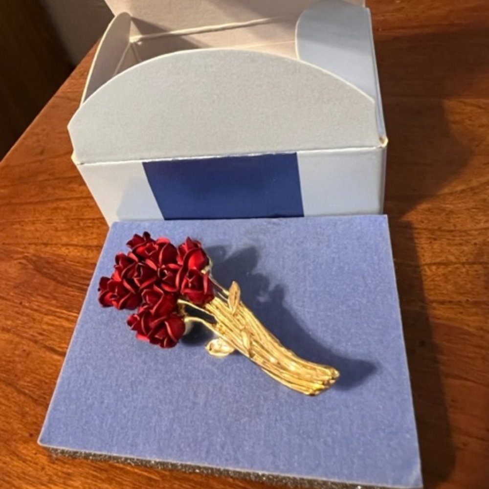 Avon Bouquet of A Dozen Red Roses Gold Stems Pin Brooch